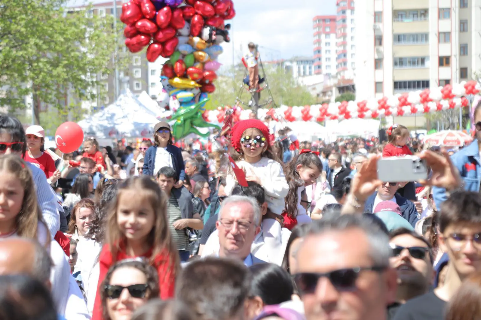 EDİRNE BELEDİYESİ 23 NİSAN ŞENLİĞİ RENKLİ GÖRÜNTÜLERE SAHNE OLDU galeri görseli